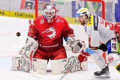 Brankář Třince Ondřej Kacetl a Lukáš Sedlák z Pardubic v sedmém semifinále play off extraligy