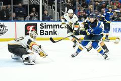 Jiří Patera v brance Vegas zasahuje proti Sammymu Blaisovi ze St. Louis