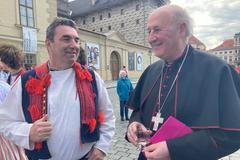 Není to jen o krojích, ale celém způsobu života, říkají Moravé, které v Praze vítal arcibiskup