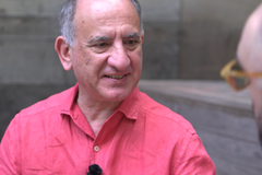 Jeho izolace a šíření teroru ho nakonec dostihnou. Říká o Putinovi režisér Iannuci