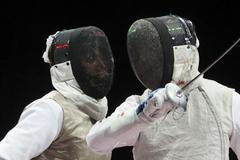 Šermíř Alexander Choupenitch (vlevo) v boji o bronz na OH 2020