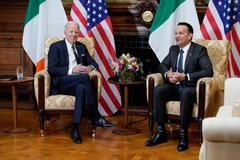 Americký prezident Joe Biden při návštěvě Irska s jeho premiérem Leo Varadkarem