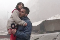 Tlaková vlna a hromady prachu. Reportér v Turecku musel přerušit živý vstup kvůli dalším otřesům