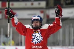 Kateřina Mrázová slaví gól ve čtvrtfinále MS s Finskem