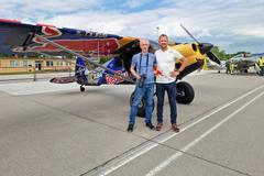 Pilot Łukasz Cziepiela a jeho letadlo, se kterým přistál na střeše mrakodrapu Burž al-Arab, Aviatická pouť Pardubice, květen 2023
