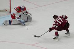 Šimon Hrubec a Martins Dzierkals v zápase Česko - Lotyšsko na MS 2023