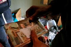 RFE - mise ukrajinských vojáků za rodinnými fotografiemi starého muže