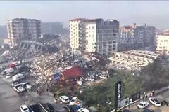 Děsivé záběry ukazují, jak další zemětřesení ničilo obytné domy v Turecku.