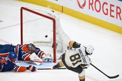 Útočník Jonathan Marchessault z Vegas Vegas Golden Knights dává gól do sítě brankáře Edmontonu Stuarta Skinnera