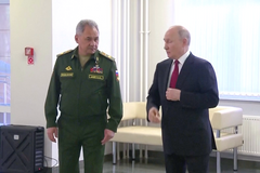 Šojguovi se ani nepodíval do očí. Putinova řeč těla ukázala, co si o ministrovi myslí