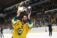 Hokejový obránce Martin Novotný slaví titul Zlína v první lize