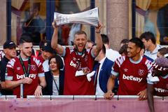 Tomáš Souček při oslavách s fanoušky v Londýně (od času 1:58)