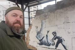 Vladislav Tovtin před kresbou Banksyho v osvobozené Boroďjance.