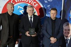 Vladimír Vůjtek starší přebírá ocenění od vítkovického klubu