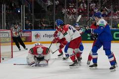 Šimon Hrubec inkasuje v zápase Česko - Slovensko na MS 2023