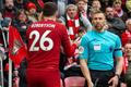 Andrew Robertson z Liverpoolu a asistent rozhodčího Andrew Robertson