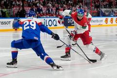 Filip Chytil a Michal Ivan v zápase Česko - Slovensko na MS 2023