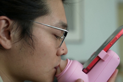 Silikonové rty propojené s aplikací pošlou polibek. Číňané vymysleli líbací zařízení