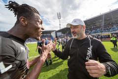 Slávisté slaví titul po 4. kole nadstavby Fortuna:Ligy Baník - Slavia: Simon Deli a Jindřich Trpišovský