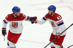 Vladimír Sobotka a Jan Kovář slaví gól v zápase předkola  play-off Česko - Švýcarsko na ZOH 2022 v Pekingu