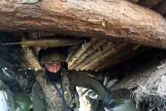 Zde protiofenziva neprobíhá. Zakopaní Ukrajinci odrážejí pokus o ruský útok v Luhanské oblasti