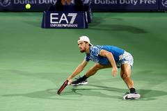 Tomáš Macháč v zápase proti Djokovičovi v Dubaji