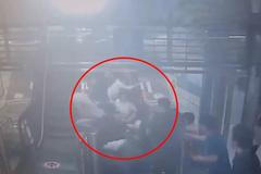 Video: Eskalátor nečekaně změnil směr. Cestující se začali řítit k zemi