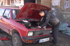 Nadšenec z Bosny opravuje jugoslávská auta z 80. let. Vozy Yuga se proslavila v USA