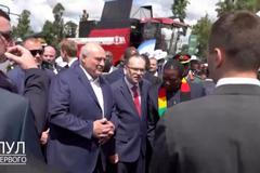 „Máme pro vás dárek.“ Překvapení pod prostěradlem Lukašenko chvíli vydýchával