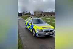 Muž se projíždí ve falešném policejním autě. Jeho videa mají miliony zhlédnutí