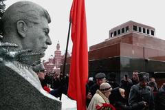 Rusové si na Rudém náměstí v Moskvě připomněli 70. výročí od úmrtí Josifa Stalina