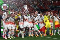 Hráči West Hamu slaví vítězství ve finále Konferenční ligy Fiorentina - West Ham