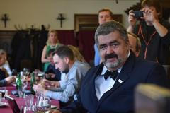 Michael Canov sleduje výsledky voleb do Senátu