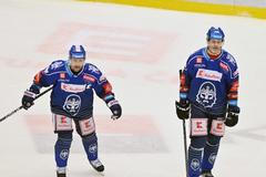 Tomáš Plekanec a Jaromír Jágr v zápase Kladna na ledě Českých Budějovic