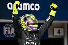 Lewis Hamilton z Mercedesu slaví vítězství ve VC Maďarska 2023