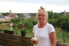 Paní Andrea ví o dění ve Vejprtech hodně, jako hospodská pokračuje v tradici svých rodičů, kteří ve Vejprtech otevřeli hospodu před 25 lety.