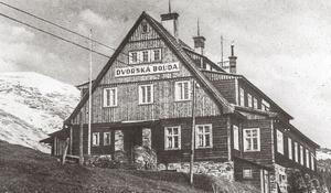 Jezdil sem Beneš i první lyžaři. Dobové snímky slavných Dvoraček, které musely k zemi