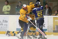 Vsetínský brankář Tomáš Vošvrda v rozmíšce s Pavlem Sedláčkem ze Zlína