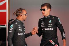 Piloti F1 Lewis Hamilton a George Russell (Mercedes)