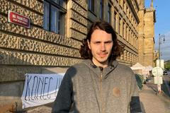 Spali jsme tady proto, že chceme od vlády plán, kdy odstoupí od uhlí, říká protestující Jan