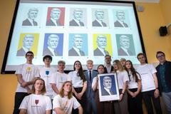 Prezident Pavel si opravdu nepřál, aby jeho hlava někde visela, říkají spolutvůrci jeho známky