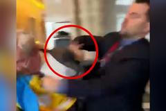 Delegace Rusů a Ukrajinců se setkaly tváří v tvář. Jejich šarvátky zakončila rána pěstí