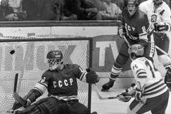 František Černík střílí gól Vladislavu Treťjakovi na MS 1978 v Praze