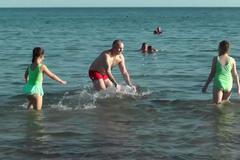 Rusové si užívají na Krymu. Neodrazuje je riziko ostřelování ani zdlouhavá cesta