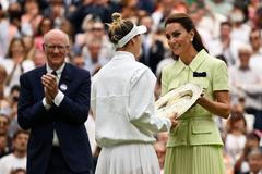 Markéta Vondroušová přebírá od Catheriny, princezny z Walesu, trofej pro vítězku Wimbledonu 2023