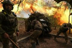 Ukrajinští vojáci na frontové linii u města Soledar.