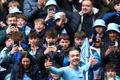 Jack Grealish z Manchesteru City saví gól v sítí Liverpoolu