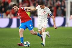 David Jurásek a Robert Lewandowski v kvalifikaci ME 2024 Česko - Polsko
