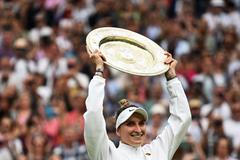 Markéta Vondroušová s trofejí pro vítězku Wimbledonu 2023