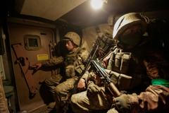 Ukrajinští vojáci jedou u  frontové linii ve vozidle australské výroby Bushmaster, které má zvýšenou odolnost proti minám.